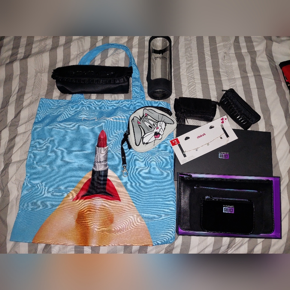 5 Mac cosmetics bags, 1 tequila brand water bottle (herradura) and 2 freebies